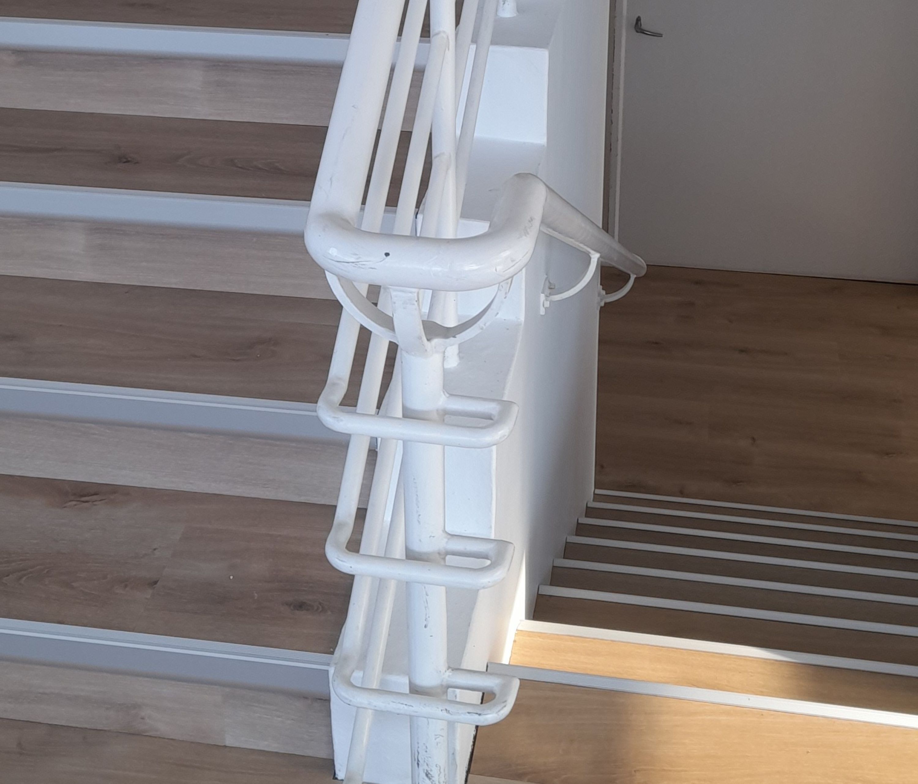 Trappebelægning med alu forkant udført af Tæppeladen Assens