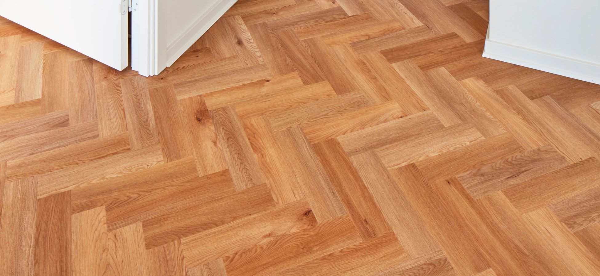 Gulvbelægning i kontor med LVT sildeben - Tæppeladen